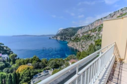 Balcon offrant une vue imprenable sur la mer et les falaises environnantes.