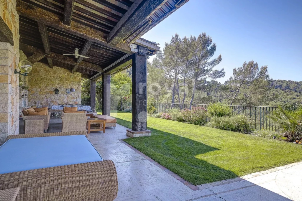 Terrasse ensoleillée avec coin détente et mobilier haut de gamme