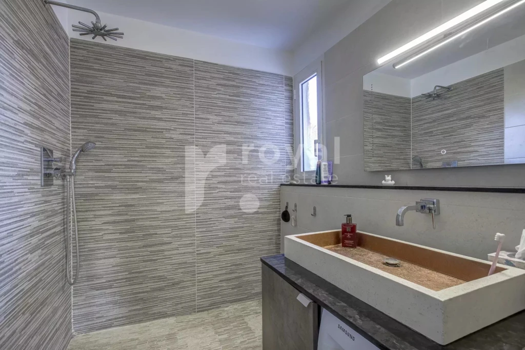 Salle de douche moderne dans appartement rénové à Valbonne