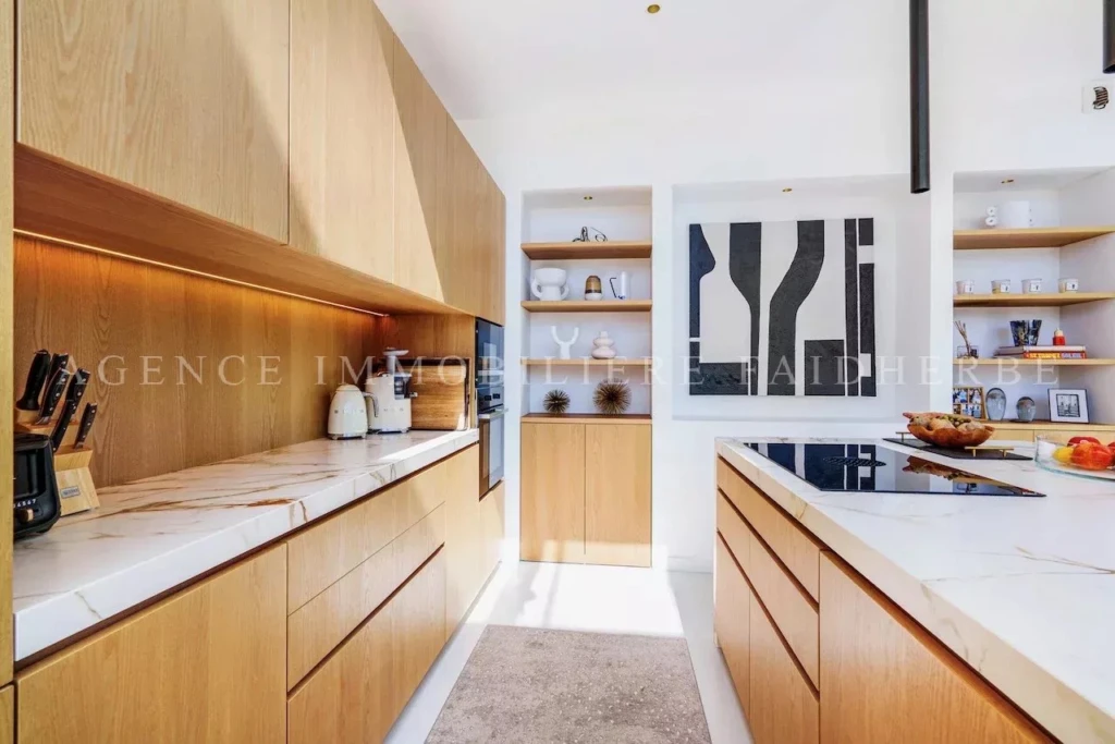 Cuisine moderne avec beaucoup de rangement et d'éclairage naturel.