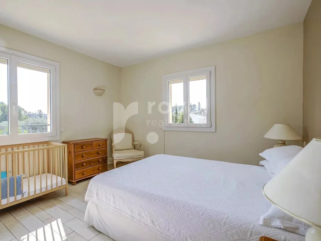 Chambre lumineuse dans villa avec jardin et piscine à Mougins