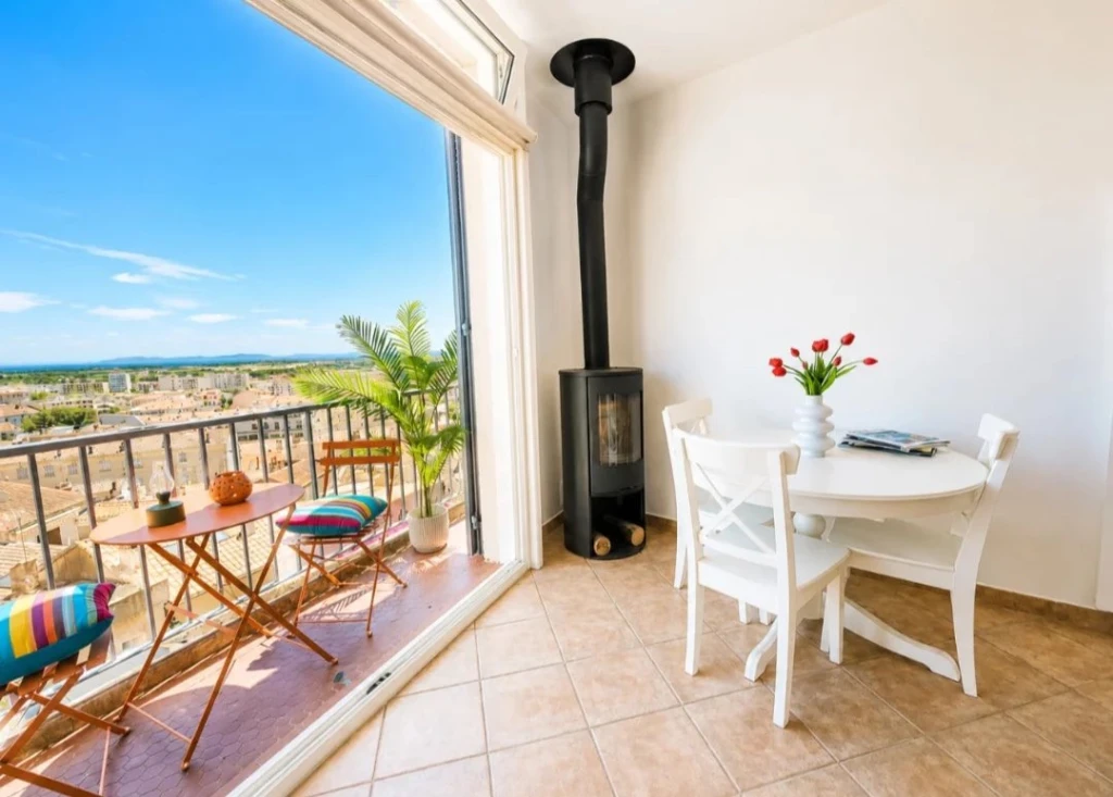 Pièce de vie lumineuse ouverte sur balcon avec vue dégagée