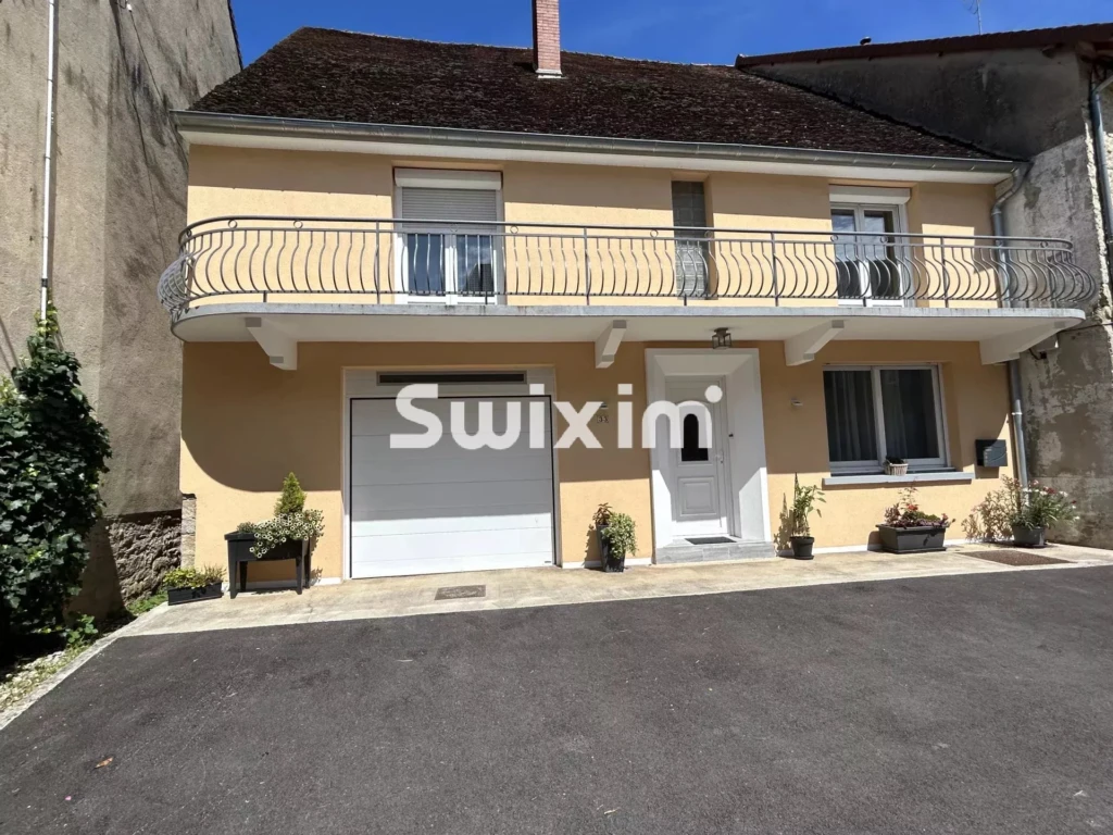 MAISON DE VILLAGE AVEC PATIO A VOITEUR
