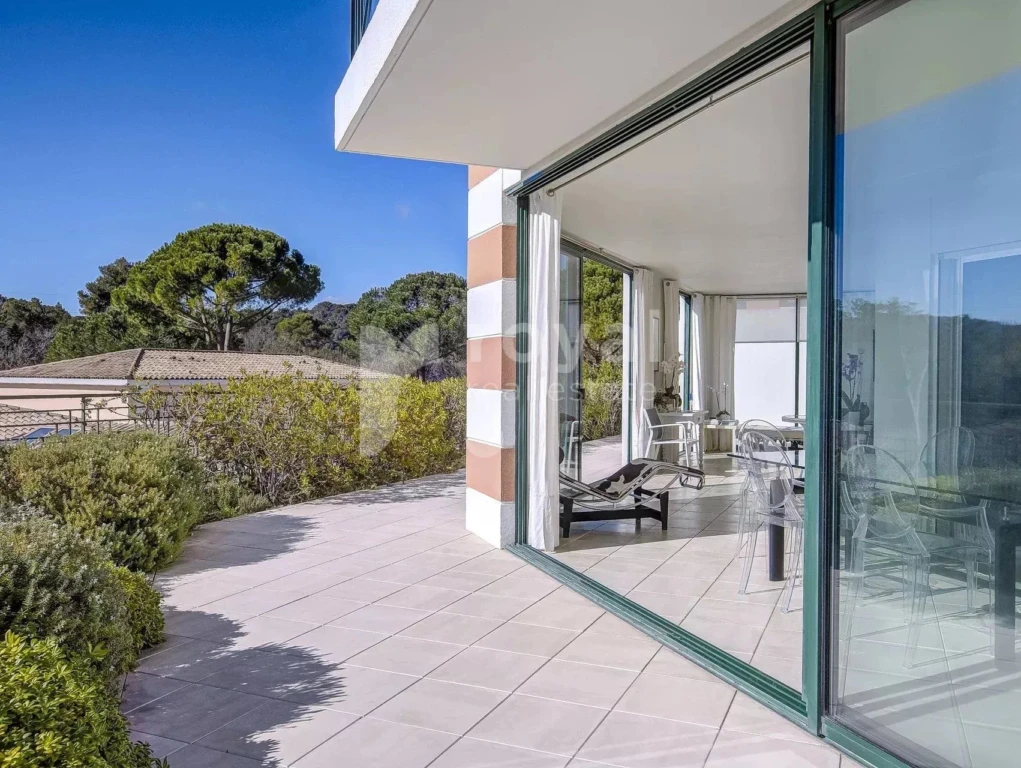 Terrasse sud conviviale avec paysage verdoyant – Domaine sécurisé Mougins