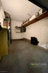 Un BOX spacieux et fonctionnel avec un espace de stockage en hauteur.