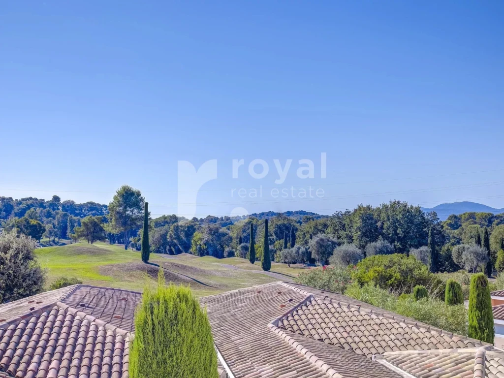 Vue dégagée sur le golf et les collines depuis l’appartement à Mougins