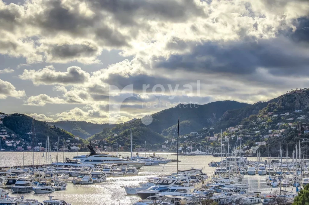 Vue sur le port depuis résidence prestigieuse à Mandelieu