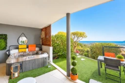 Superbe terrasse avec coin repas, jacuzzi et vue dégagée