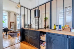 Belle cuisine moderne avec un espace lumineux et élégant pour cuisiner et recevoir.