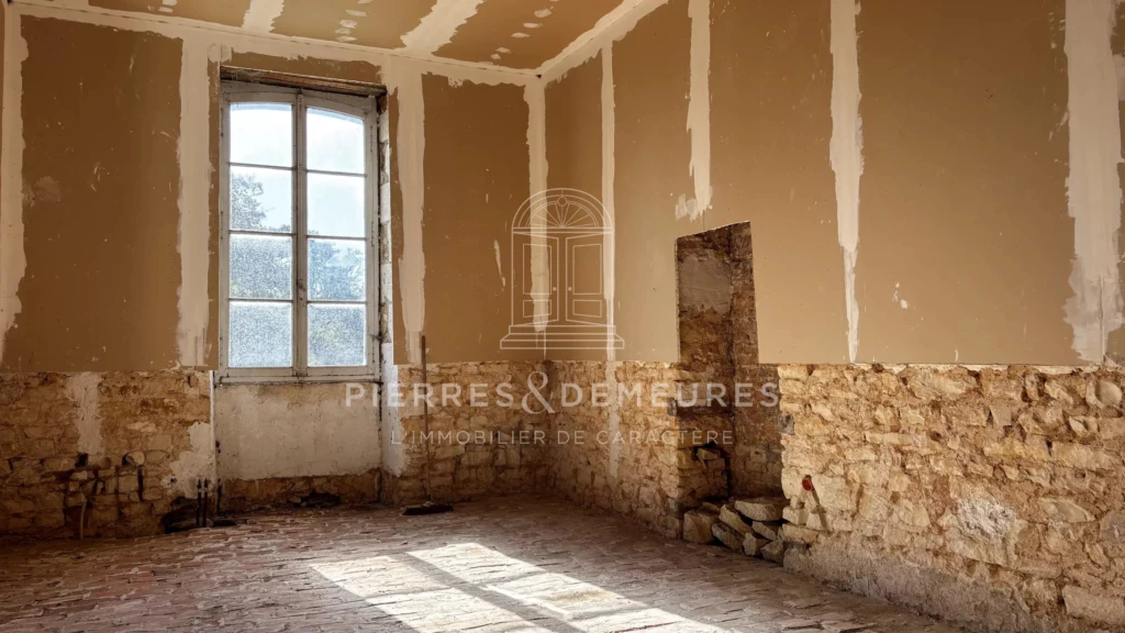CHATEAU A RENOVER - CHATEAU A VENDRE DANS L'INDRE - CHATEAU AVEC PARC BOISE - CHATEAU AVEC PISCINE - CHATEAU AVEC DEPENDANCES - CREATION GITE CHAMBRES D'HOTES ET SALLES DE SEMINAIRES -