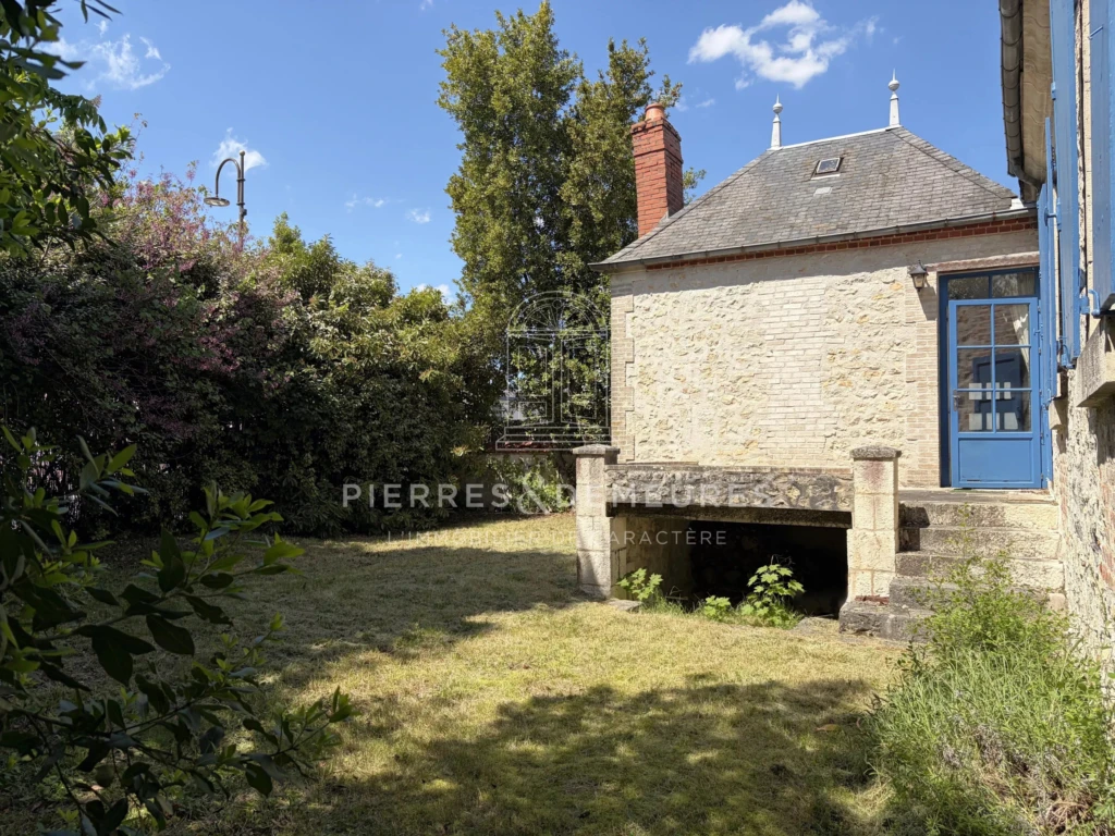 MAISON DE CARACTÈRE A VENDRE A LA CHAPELLE-SAINT-URSIN - MAISON DE VILLE AVEC JARDIN - MAISON FAMILIALE - PARQUETS - CHEMINÉES - GARAGE - CAVE