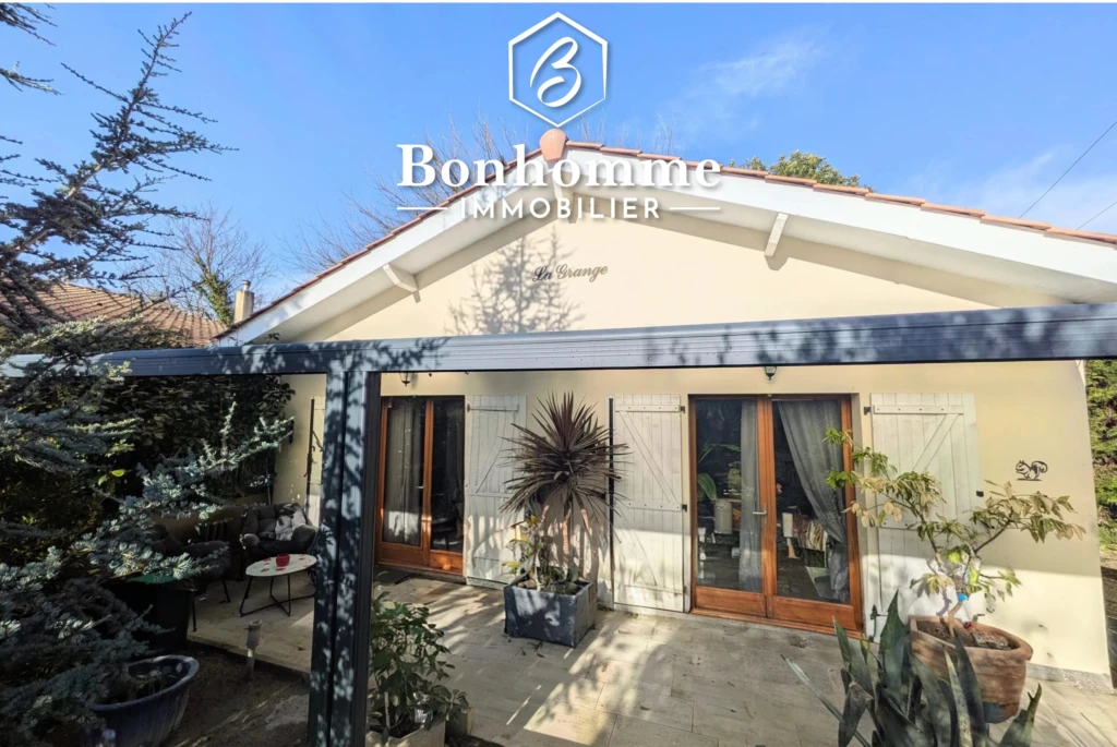 Belle maison a vendre avec terrasse ensoleillée et jardin verdoyant.