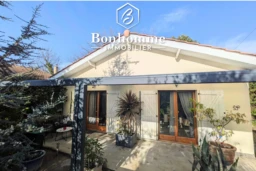 Belle maison a vendre avec terrasse ensoleillée et jardin verdoyant.