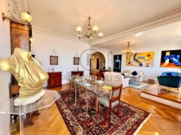 Salon élégant avec mobilier vintage et œuvres d'art modernes.