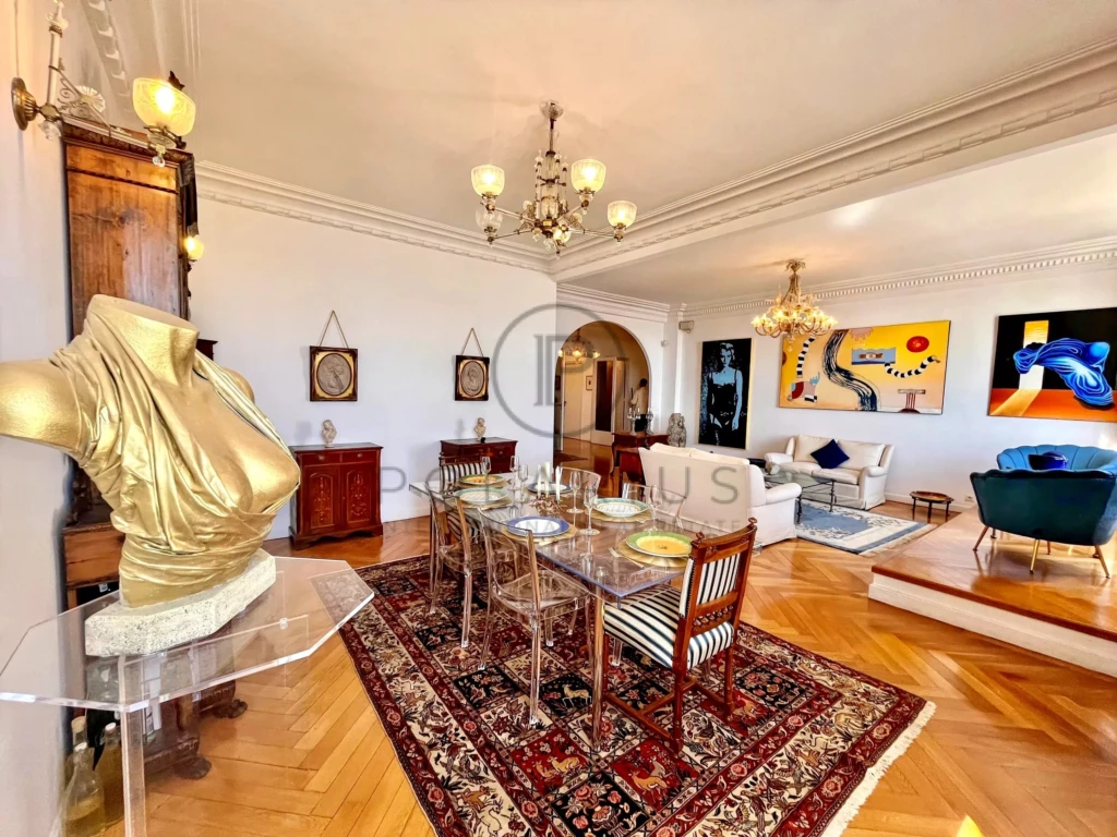 Salon élégant avec mobilier vintage et œuvres d'art modernes.