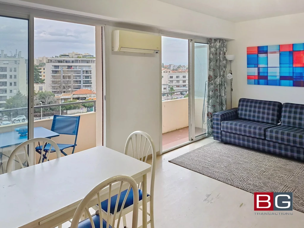 Appartement lumineux avec un balcon offrant une vue sur la ville.