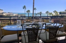 Balcon avec vue imprenable sur la mer, idéal pour profiter des belles journées.