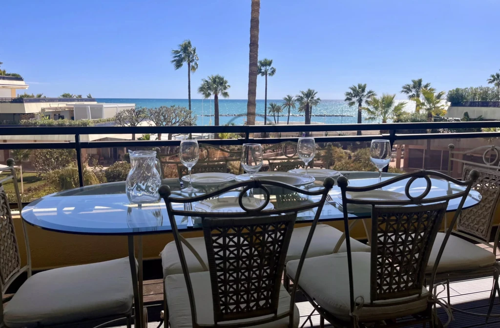 Balcon avec vue imprenable sur la mer, idéal pour profiter des belles journées.
