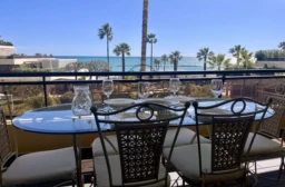 Balcon avec vue imprenable sur la mer, idéal pour profiter des belles journées.