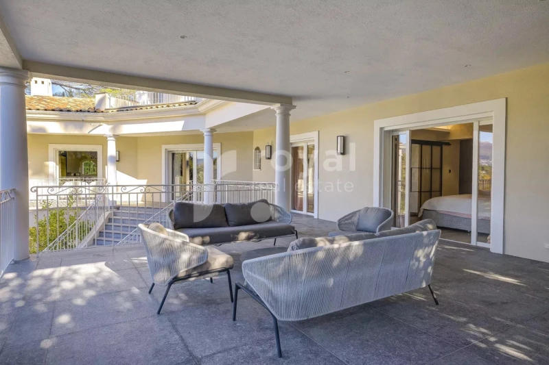 Espace extérieur raffiné sur terrasse, villa de luxe Royal Mougins Golf