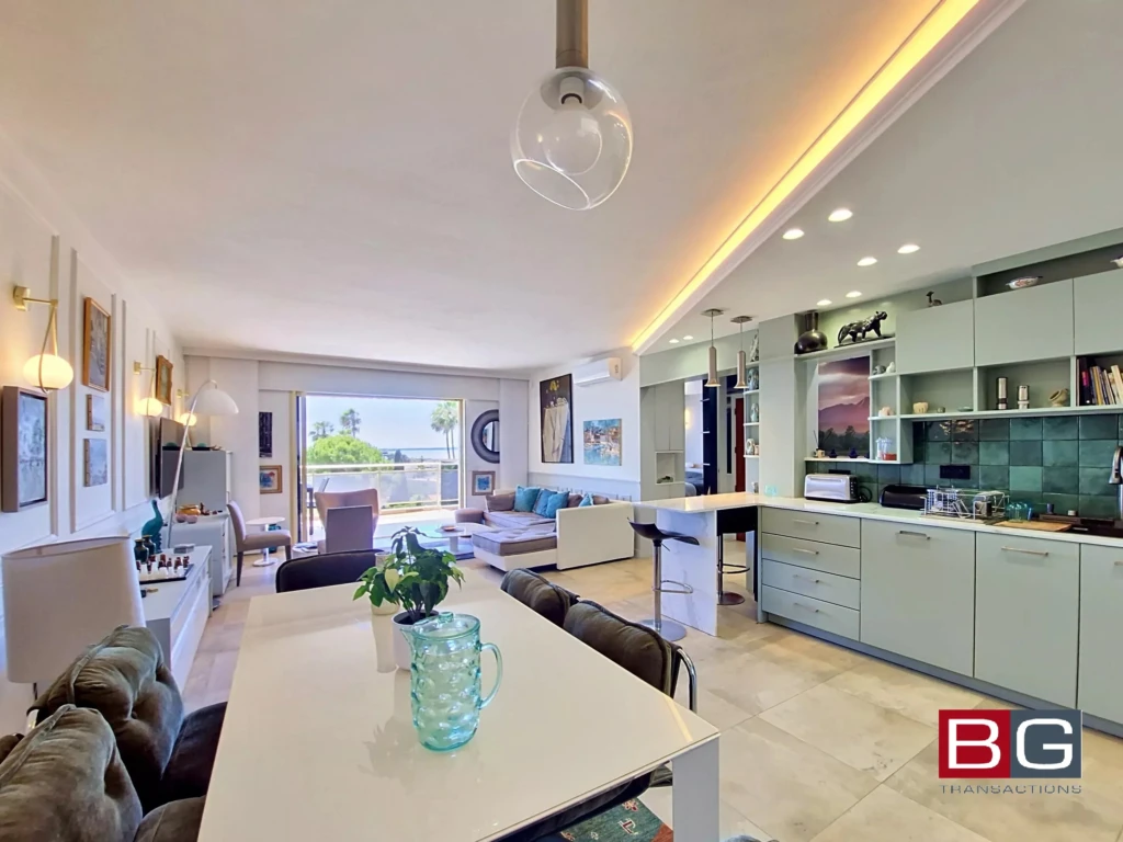 Belle appartement lumineux avec une cuisine moderne et un espace de vie spacieux.