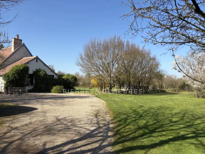MAISON DE CAMPAGNE A VENDRE DANS LE CENTRE DE LA FRANCE - LONGÈRE - PIERRES APPARENTES - POUTRES - SÉJOUR CATHÉDRALE - AUTHENTICITE - GITE - CHAMBRE D’HÔTES
