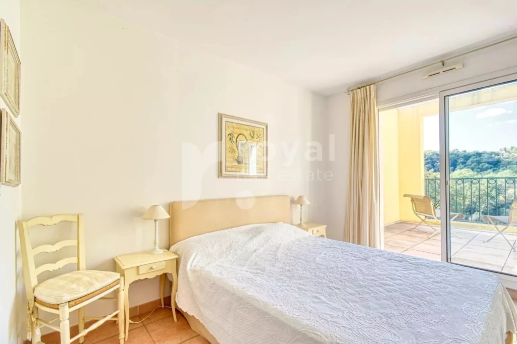 Chambre avec terrasse dans un domaine fermée au Royal Mougins Golf
