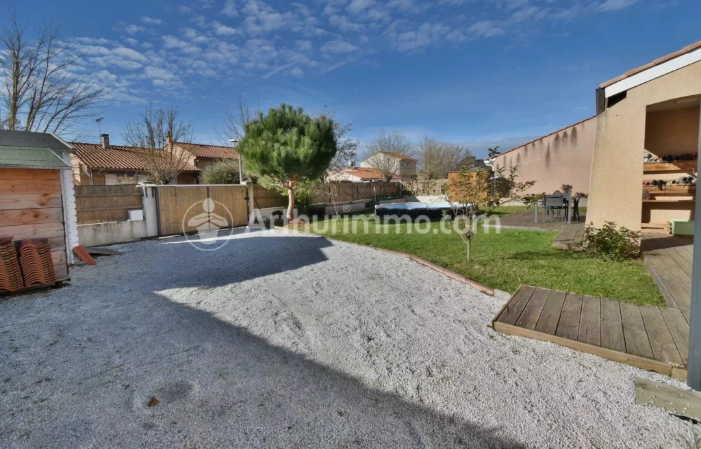 calme cuisine équipée double terrasse jardin kplaces de parking maison rénovée plaisance du touch poele à bois T4