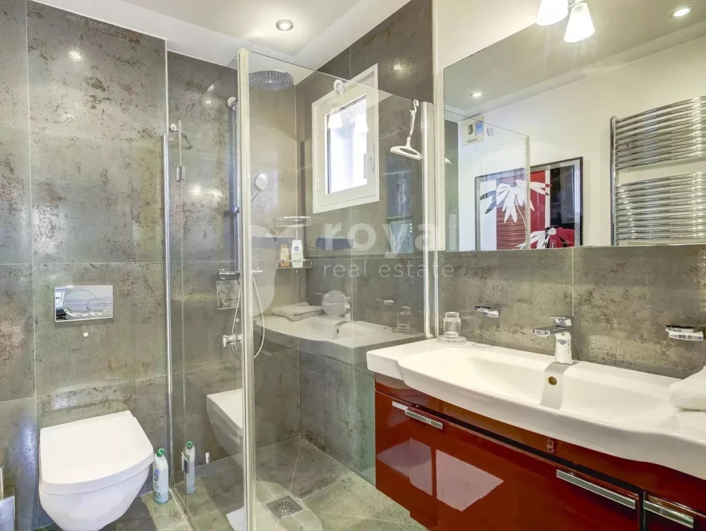 Salle de douche moderne dans un appartement de prestige à Mougins