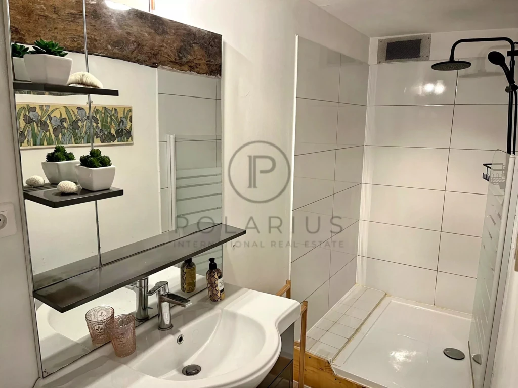 Salle de bain moderne avec douche à l'italienne et meubles élégants.