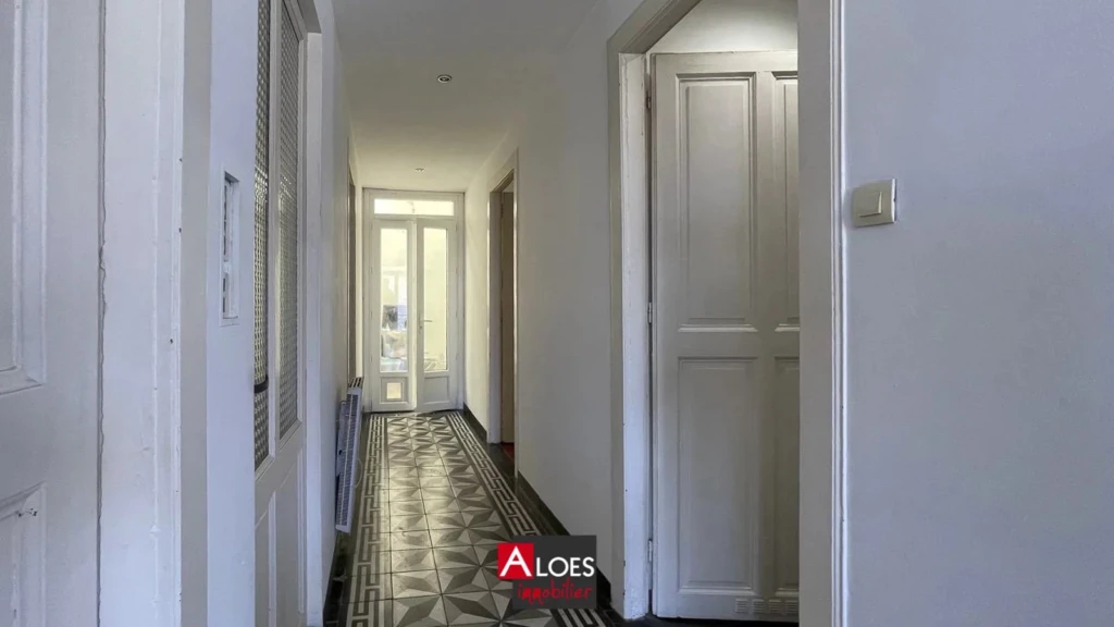 Maison Aigues-Mortes avec appartement et local garage