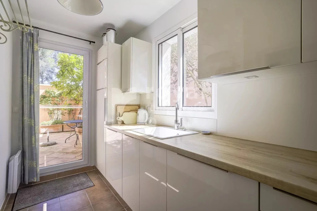 Espace cuisine design avec accès au patio dans une villa d’exception