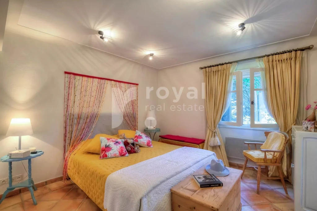 Chambre élégante et confortable dans la maison d’amis dans une propriété de luxe Châteauneuf-Grasse
