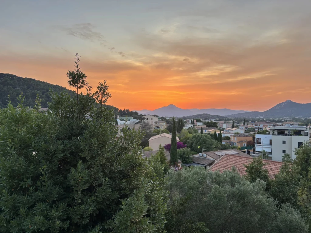 Magnifique panorama dégagé sur les collines et la nature environnante au coucher du soleil.