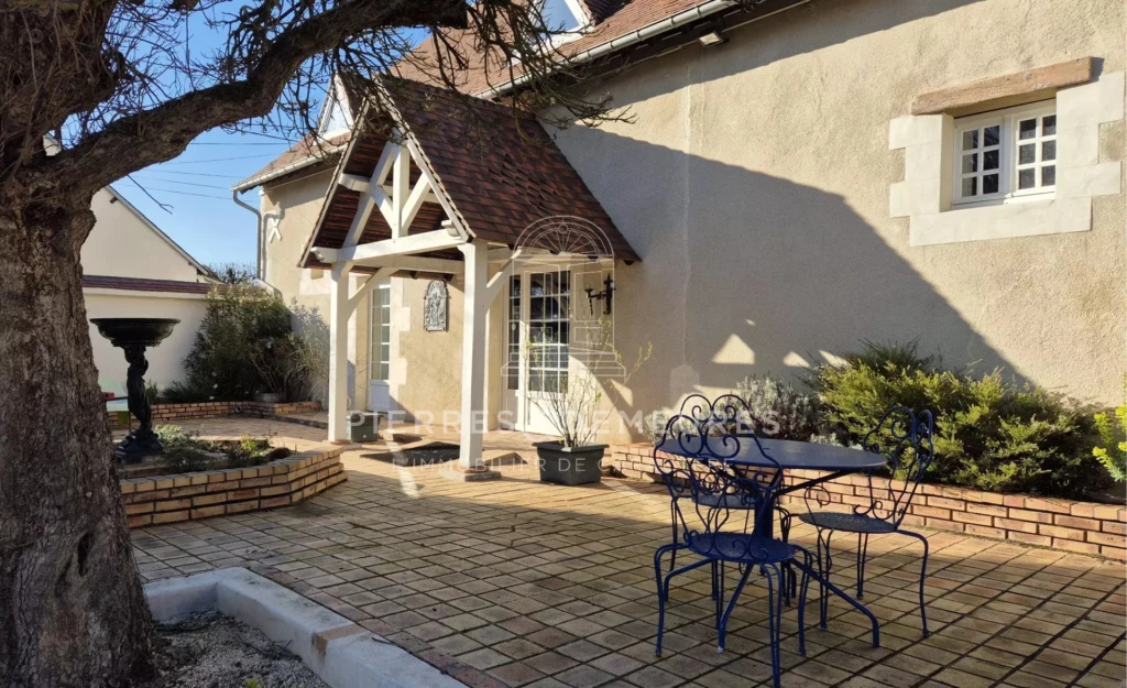 propriété de caractère en ville-gîte-chambres d'hôtes-hotellerie-restauration-piscine-Bourges-propriété à vendre