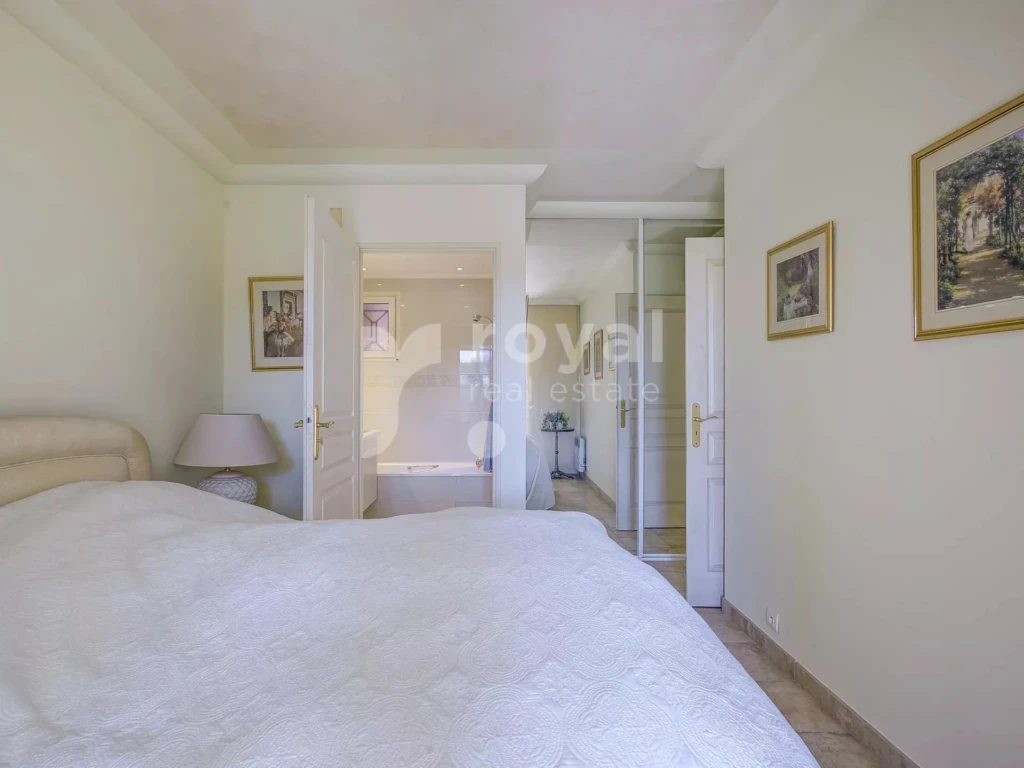 Espace nuit élégant d’un appartement avec vue golf à Mougins
