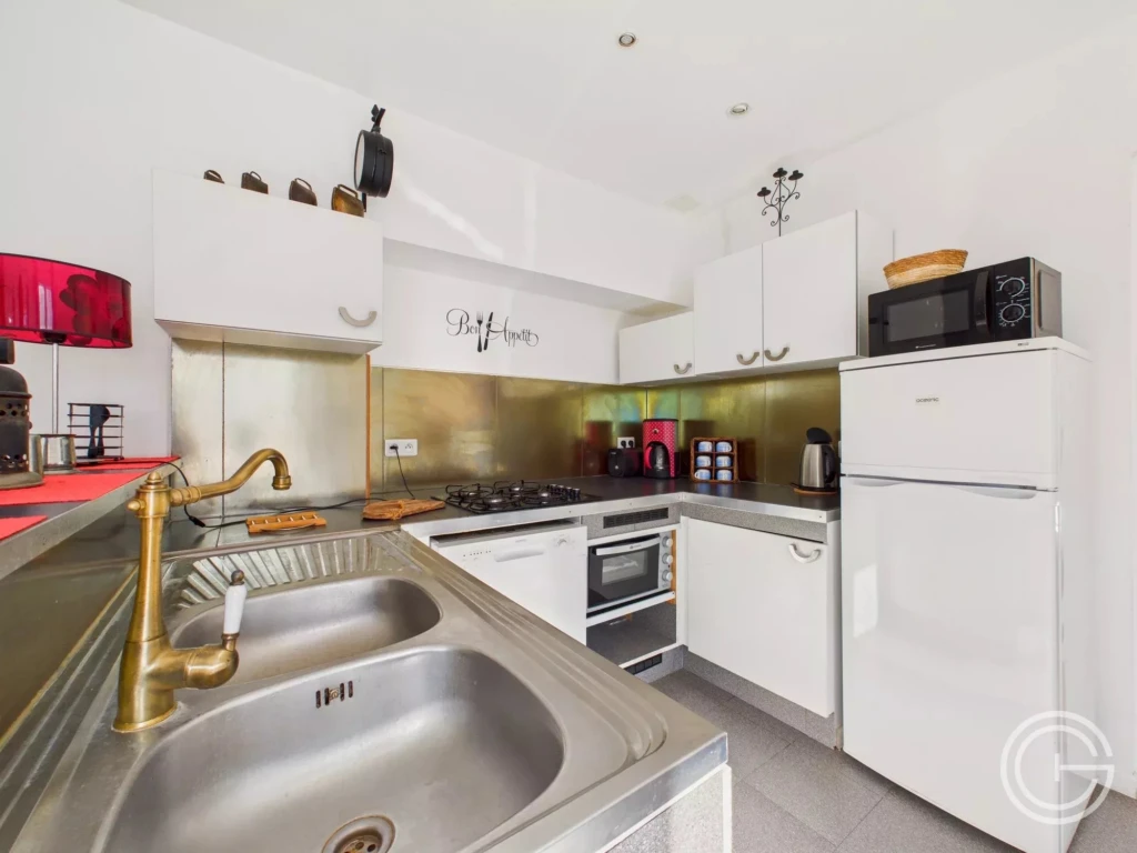 Propriété avec maison, gîte indépendant et studio – 7 500 m² de terrain - PEILLE
