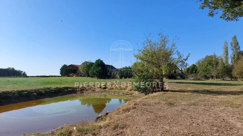 FERMETTE - VIVRE A LA CAMPAGNE - MAISON A VENDRE A MONTIPOURET - GRANGE RENOVEE - MAISON DE CAMPAGNE - PIERRE - POUTRES APPARENTES - BIEN ATYPIQUE - GITE - CHAMBRES D'HOTES -