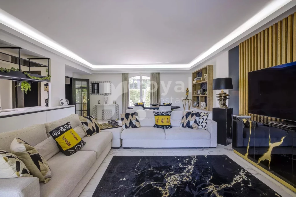 Salon design d’une villa rénovée de prestige