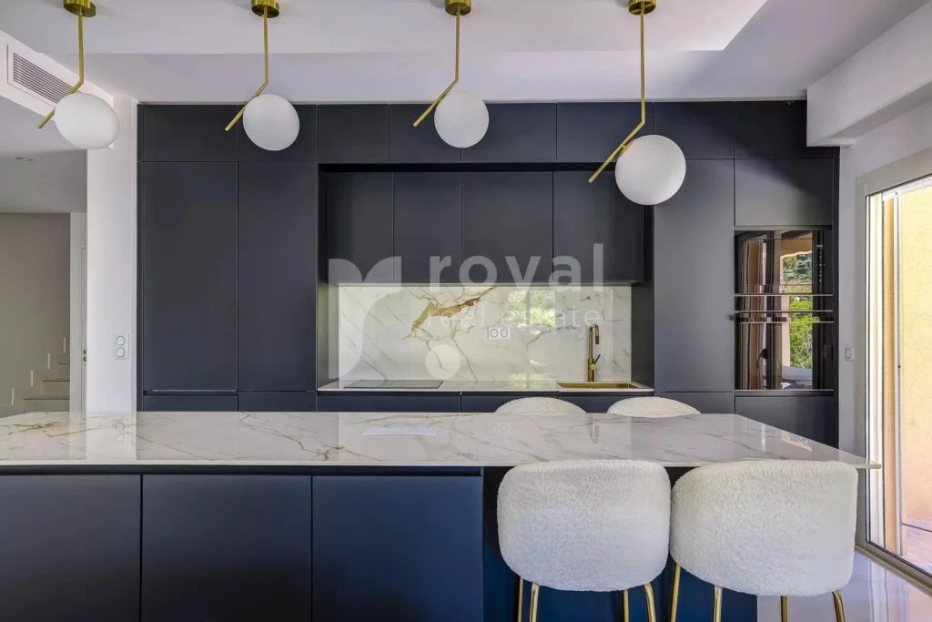 Cuisine ouverte moderne dans une grande villa contemporaine de luxe