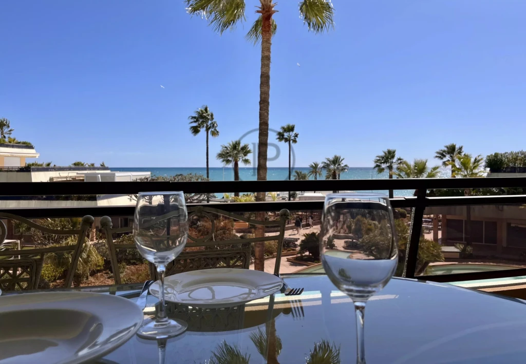 Une vue magnifique sur l'océan depuis la terrasse, idéale pour les repas en plein air.