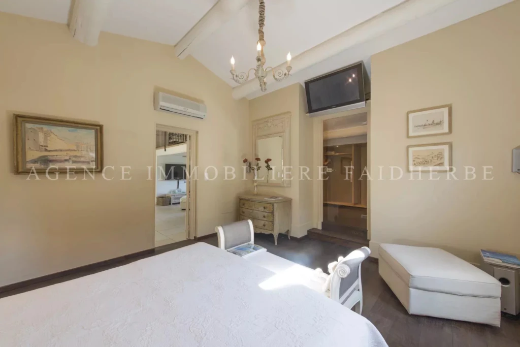 Charmant intérieur lumineux avec une télévision et un mobilier élégant.