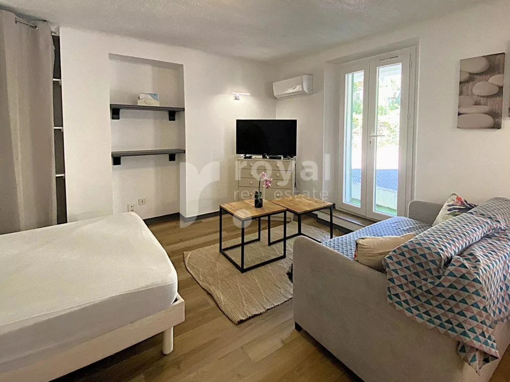 Studio rénové lumineux et bien aménagé