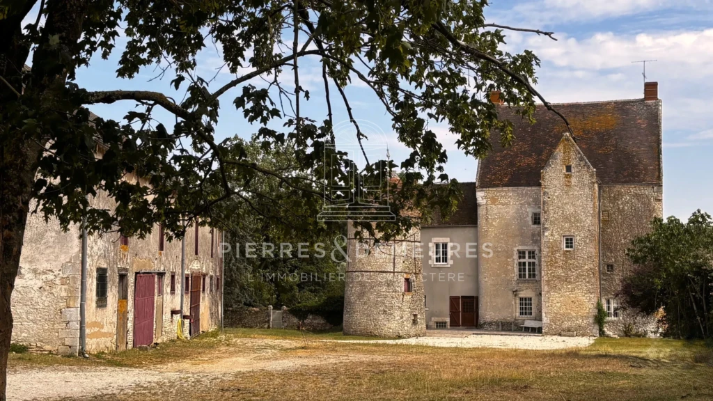 MANOIR AVEC DEPENDANCES - MANOIR AVEC PRAIRIE ET BOIS - FERME A VENDRE A NEUILLAY LES BOIS - BIEN DE CARATERE - CREATION GITES ET CHAMBRES D'HOTES
