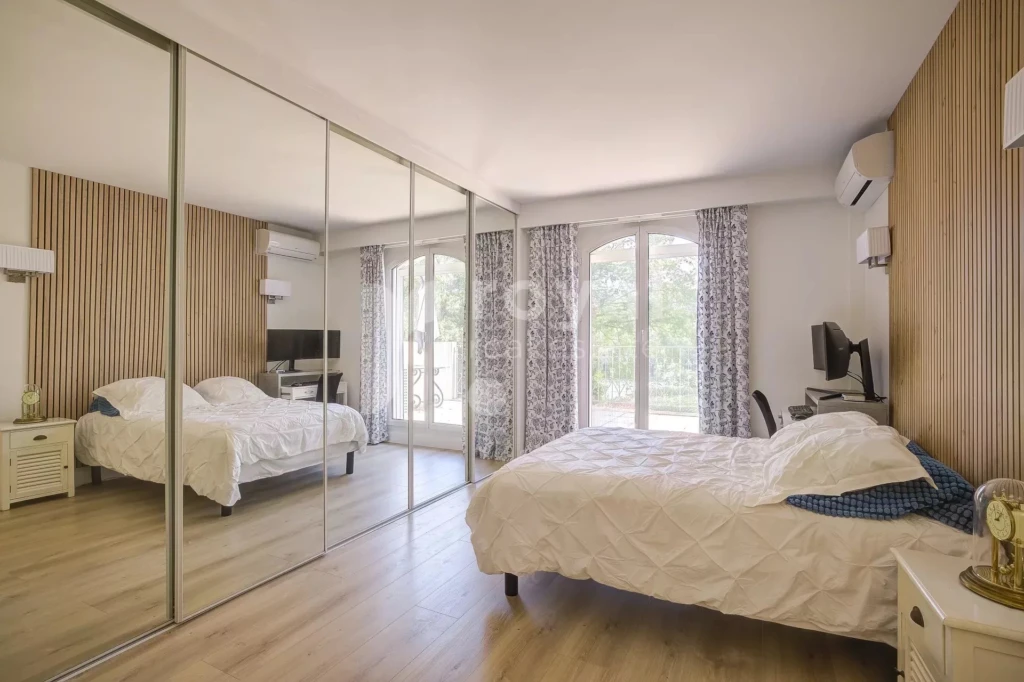 Chambre contemporaine spacieuse et chic dans une villa de luxe