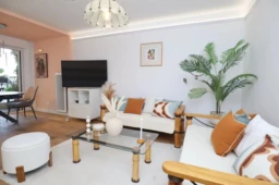 Espace salon séjour chaleureux avec parquet bois et décoration moderne, ouvrant sur terrasse à Hyères.
