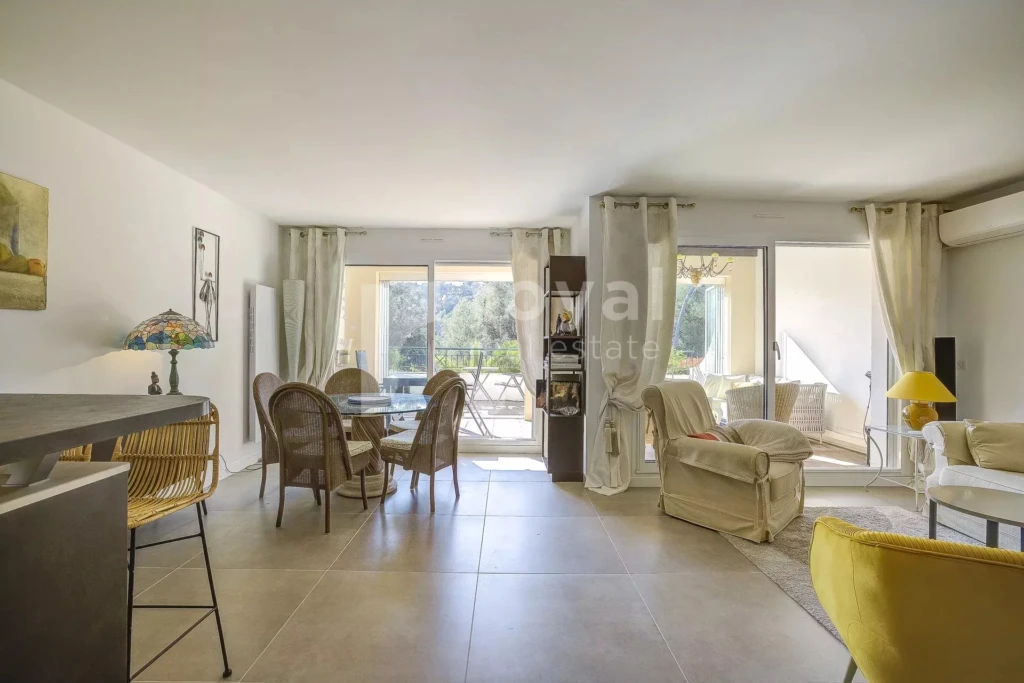 Espace de vie lumineux avec coin repas dans villa contemporaine à Mougins