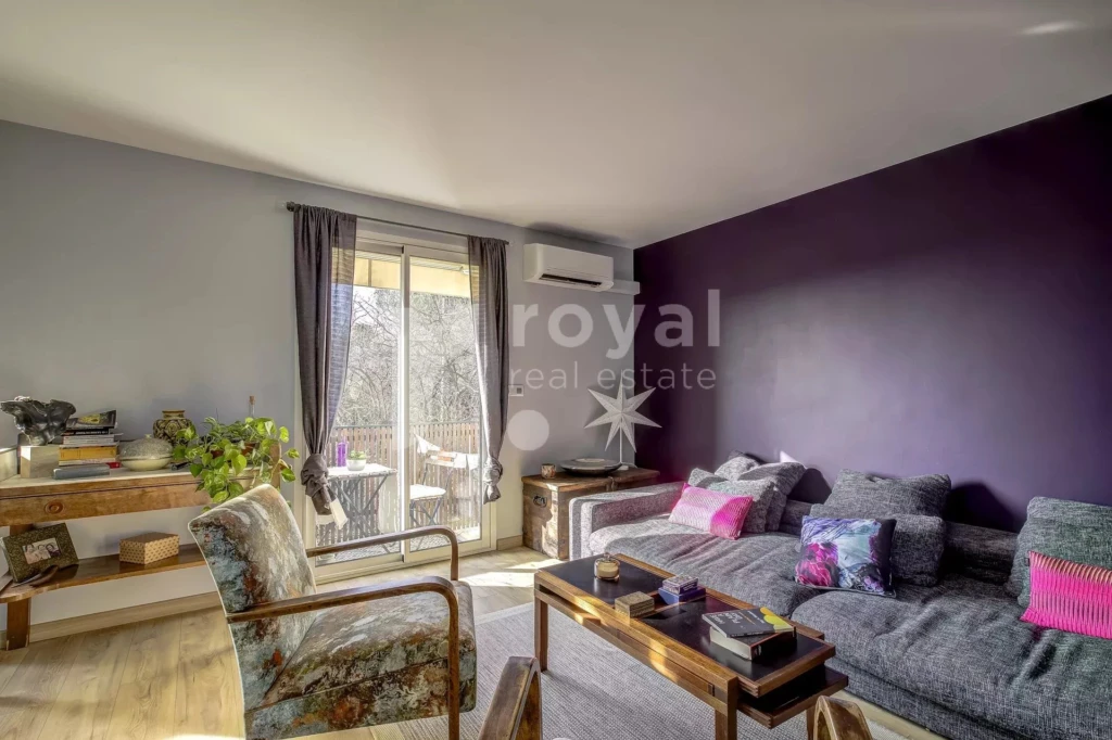 Espace de vie élégant dans appartement rénové proche centre Valbonne