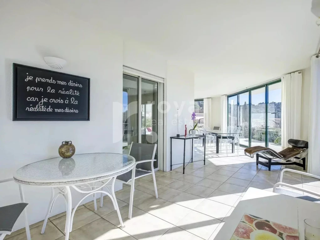 Espace déjeuner contemporain appartement luxe Mougins
