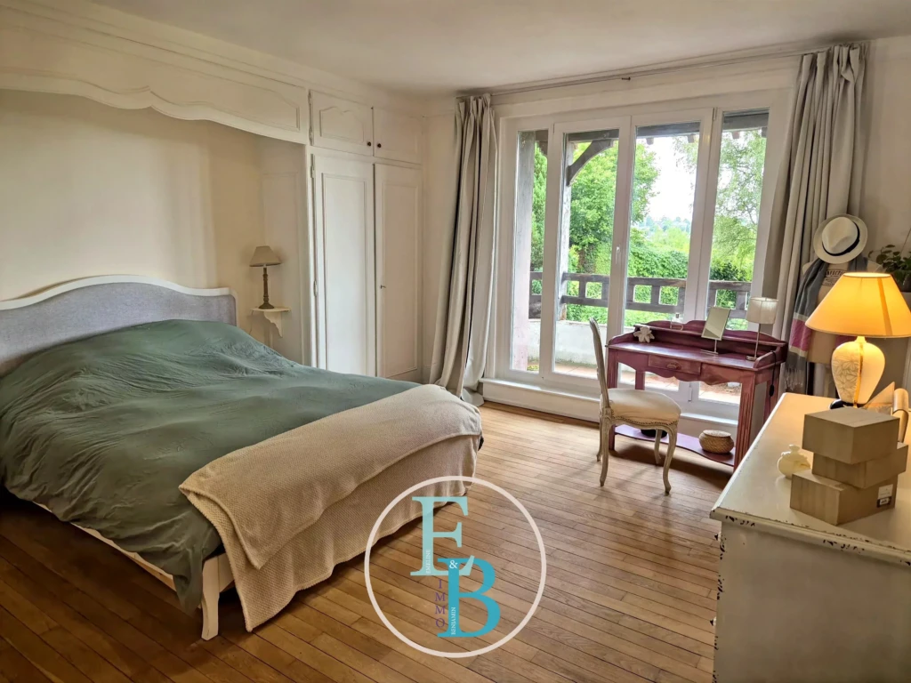 Chambre 1 avec balcon et salle de bain privée